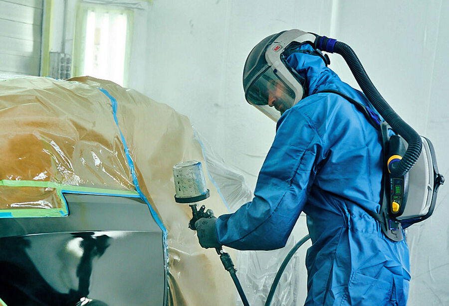 Fahrzeuglackierung in der professionellen Lackiererei der Kfz-Werkstatt Moldan mit Lackierkabine und Lackierarbeiten