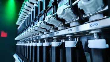 Detailansicht der modernsten Axalta Irus Lackmischanlage mit Farbdosiermodulen in der Autolackiererei Moldan